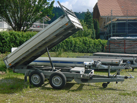 Kippanhänger mit 3-Seiten Ablade-System
305 x 170 x 30 cm (Länge x Breite x Höhe)
Nutzlast 2600 kg , Gesamtgewicht 3500 kg